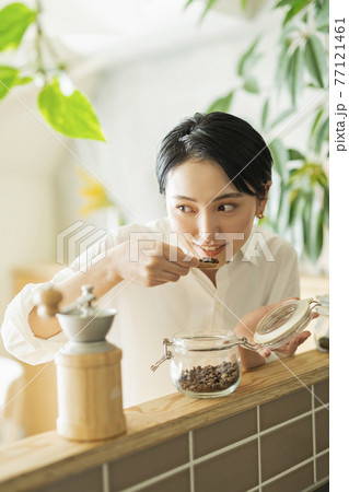 出勤前にコーヒーを淹れる女性 出勤前にコーヒーを淹れる女性 77121461