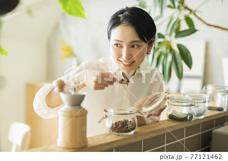 出勤前にコーヒーを淹れる女性 77121462
