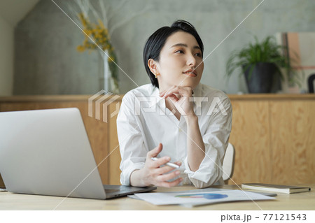 仕事仲間と話す女性 77121543