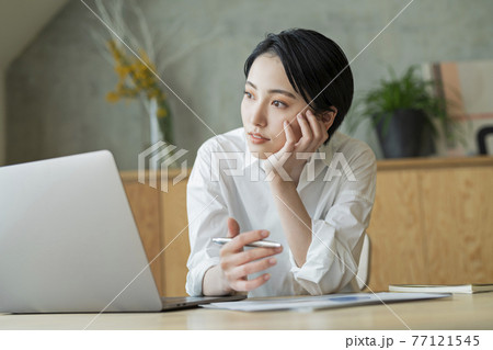 在宅勤務中の女性 在宅勤務中の女性 77121545