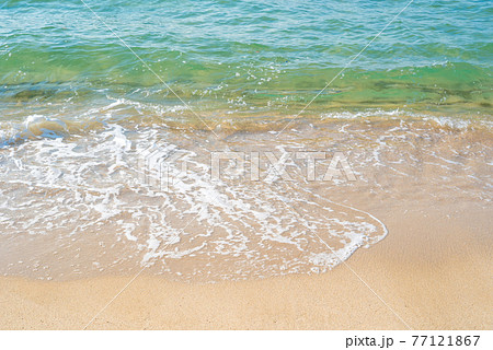 綺麗な海の波打ち際 浜辺 正面 背景素材 の写真素材