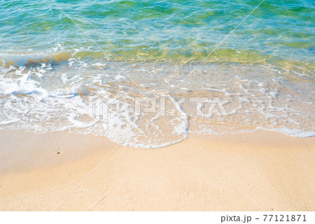 綺麗な海の波打ち際 浜辺 正面 背景素材 の写真素材