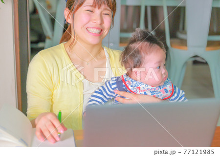 弾ける笑顔の母親とだっこされている乳児 弾ける笑顔の母親とだっこされている乳児 77121985