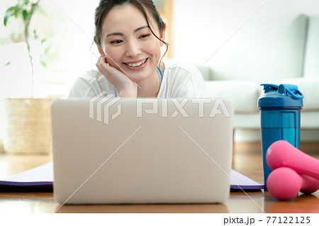 オンラインフィットネスをする女性 77122125