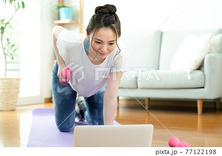 オンラインフィットネスをする女性 77122198