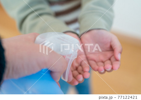 小学生の手指消毒 小学生の手指消毒 77122421
