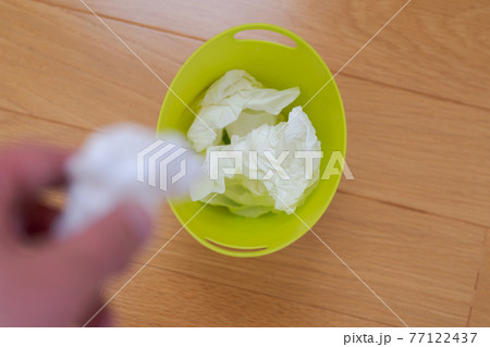 ティッシュをごみ箱に捨てる 77122437