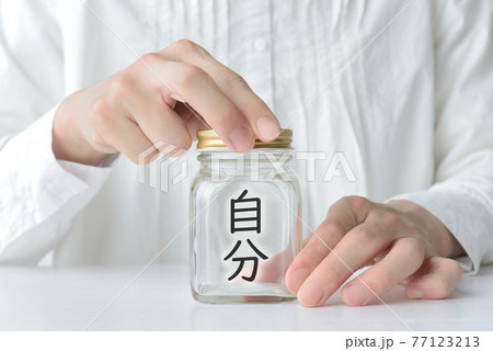 自分を隠す女性 77123213