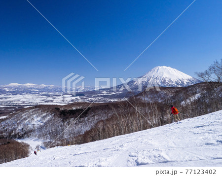 春先の晴れた日のスキー場から望む羊蹄山 ニセコ 北海道 の写真素材