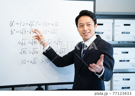 数学の授業をする教師　 77123633