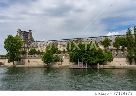 Idyllic scene of the Seine river and ancient buildings in Paris  77124375