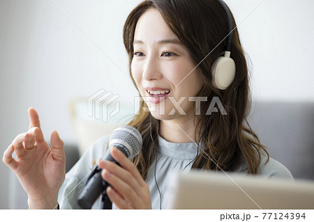 女性　リビング　音声配信 77124394