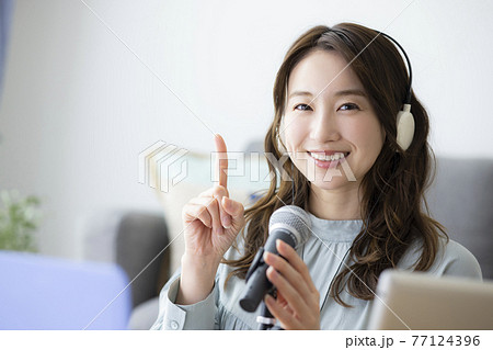 女性　リビング　音声配信 77124396