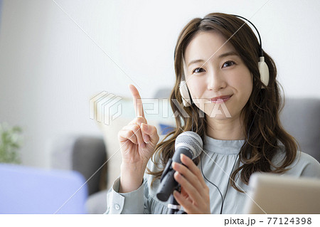 女性　リビング　音声配信 77124398