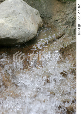 a Drops of water, the river of close up a Drops of water, the river of close up 77127162