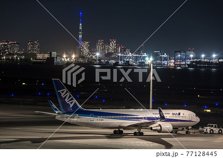 【羽田空港　第2ターミナルの夜景と東京スカイツリー】 77128445