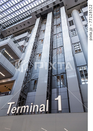 【羽田空港　第1ターミナルのエレベーター】 77128522