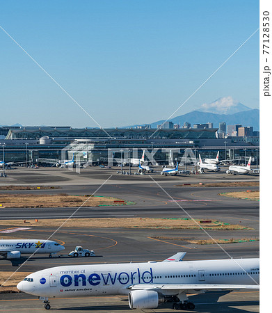 【羽田空港　第1ターミナルの富士山と飛行機】 77128530