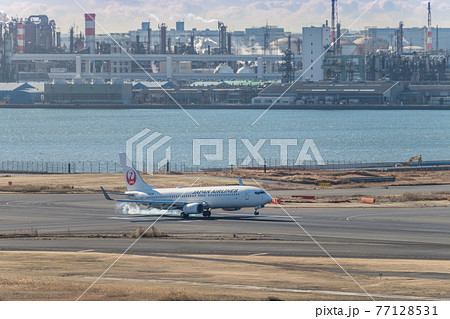 【羽田空港第一ターミナル JAL機着陸時のタイヤスモーク】 【羽田空港第一ターミナル JAL機着陸時のタイヤスモーク】 77128531