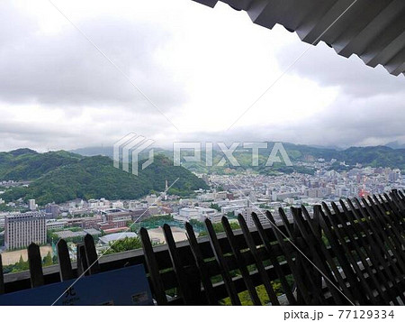 愛媛・松山城から市内を一望 愛媛・松山城から市内を一望 77129334