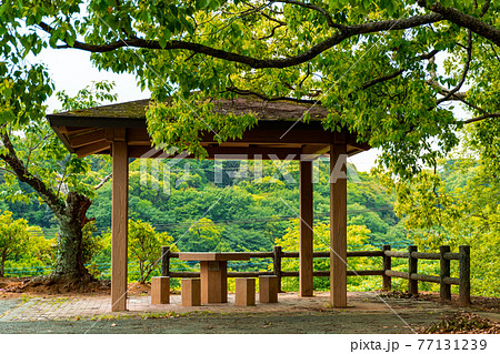 山の中にある山小屋 休憩する屋根付きベンチの写真素材 [77131239] - PIXTA