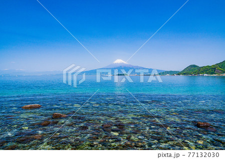 (静岡県)伊豆の海岸から見る、駿河湾越しの富士山 (静岡県)伊豆の海岸から見る、駿河湾越しの富士山 77132030