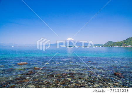 (静岡県)伊豆の海岸から見る、駿河湾越しの富士山 (静岡県)伊豆の海岸から見る、駿河湾越しの富士山 77132033