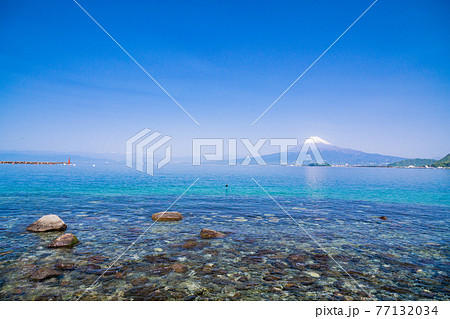 （静岡県）伊豆の海岸から見る、駿河湾越しの富士山 77132034