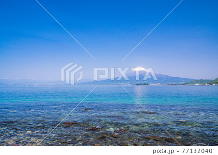 (静岡県)伊豆の海岸から見る、駿河湾越しの富士山 (静岡県)伊豆の海岸から見る、駿河湾越しの富士山 77132040