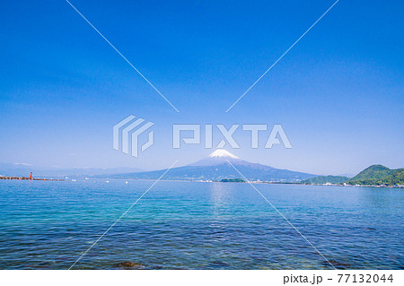 (静岡県)伊豆の海岸から見る、駿河湾越しの富士山 (静岡県)伊豆の海岸から見る、駿河湾越しの富士山 77132044