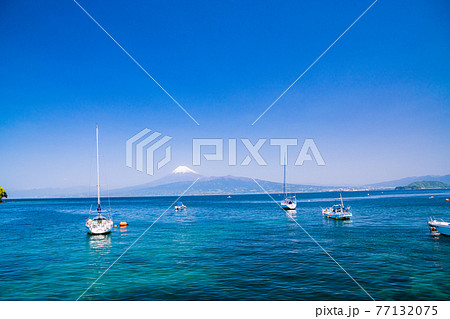 (静岡県)伊豆の海岸から見る、駿河湾越しの富士山 (静岡県)伊豆の海岸から見る、駿河湾越しの富士山 77132075