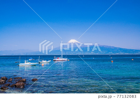 （静岡県）伊豆の海岸から見る、駿河湾越しの富士山 77132083