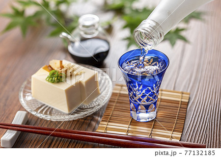 冷奴と日本酒 77132185