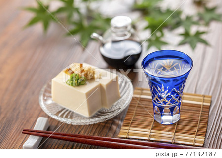冷奴と日本酒 77132187