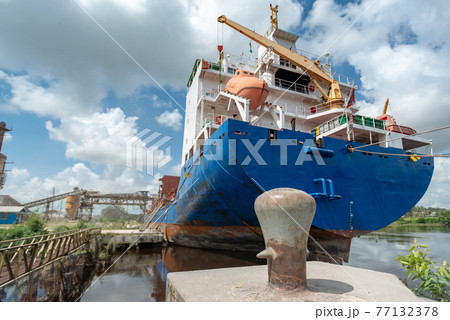 Ship moored at pier under loading. View from the aft stern prow. 77132378