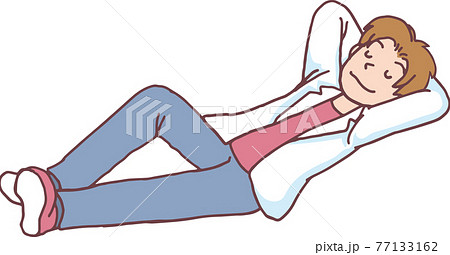 寝転がる若い男性 77133162