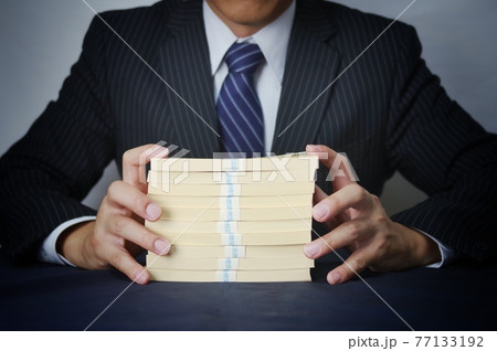 お金とスーツ姿の男性 お金とスーツ姿の男性 77133192