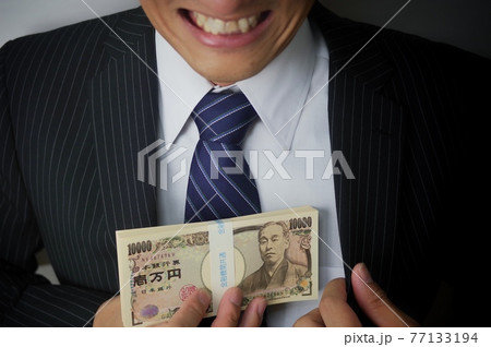 お金とスーツ姿の男性 77133194