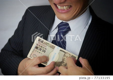 お金とスーツ姿の男性 お金とスーツ姿の男性 77133195