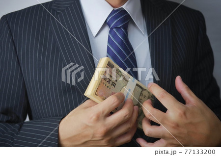 お金とスーツ姿の男性 お金とスーツ姿の男性 77133200