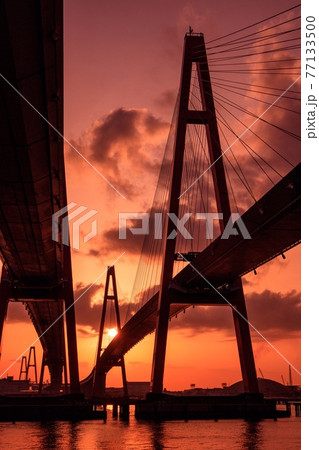 名古屋市 朝焼けの名港トリトン(名港西大橋) 名古屋市 朝焼けの名港トリトン(名港西大橋) 77133500