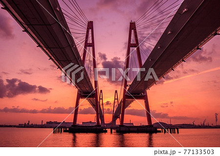 名古屋市　朝焼けの名港トリトン（名港西大橋） 77133503