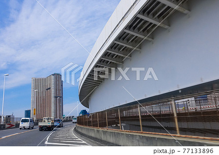 レインボーブリッジの芝浦側アプローチ（ループ橋）から見える高層マンション群 77133896