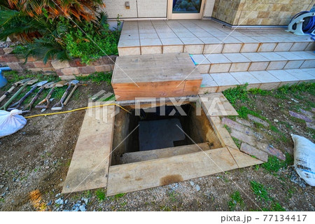 住宅の地盤沈下によるジャッキアップするための地下への入口 住宅の地盤沈下によるジャッキアップするための地下への入口 77134417