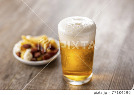 グラスビールとおつまみ 77134596