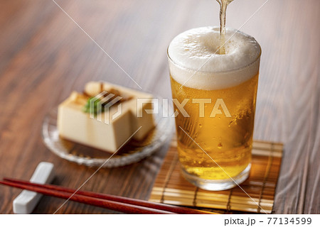 グラスビールと冷奴 77134599