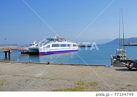 福岡市志賀島青い海と空のフェリー乗り場にとまる船 福岡市志賀島青い海と空のフェリー乗り場にとまる船 77134749