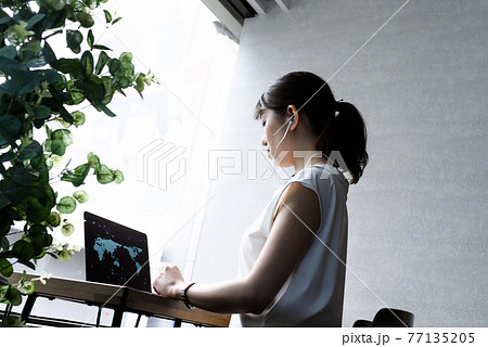 クールな女性 クールな女性 77135205
