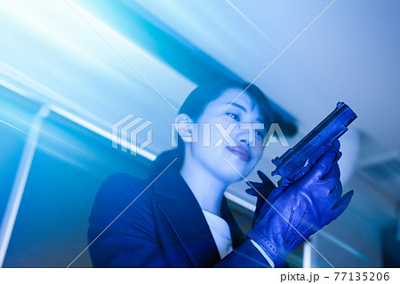 クールな女性 77135206