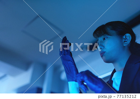 クールな女性 77135212